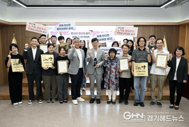 이민근 안산시장이 시청 제1회의실에서 안산 브랜드 빵 ‘노적봉 별빛츄리’ 판매 지정업소 현판 전달식을 진행하고 함께 기념촬영을 하고 있다.