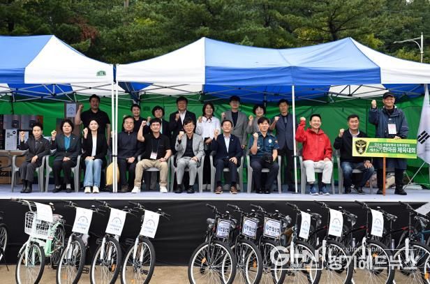 이민근 안산시장(앞줄 왼쪽 여섯번째)이 제13회 상록구 자율방범대 한마음 체육대회에서 참석자들과 함께 기념촬영을 하고 있다.