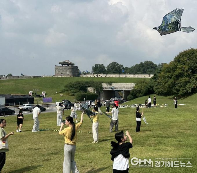 이주배경청소년들이 함께 추석 문화 피크닉 체험을 하고 있다