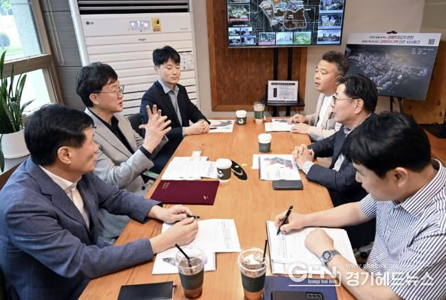 이민근 안산시장(사진 왼쪽 가운데)이 김능식 경제자유구역청장(사진 오른쪽 가운데)과 안산사이언스밸리지구 관련 논의를 진행하고 있다.