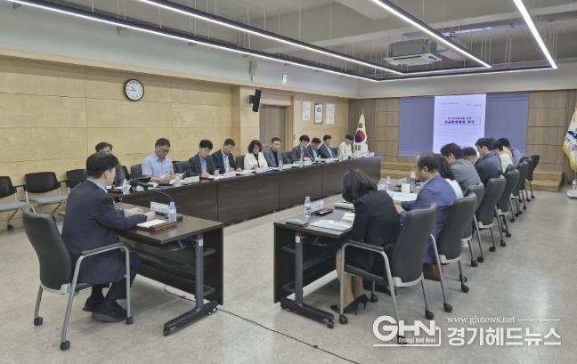 허남석 안산시 부시장(사진 왼쪽)이 중대재해예방을 위한 안전점검회의를 주재하고 있다