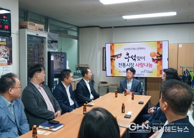홍지선 부시장 및 안계창 상인회장 등 행사 관계자들이 사업 추진 관련 의견을 나누고 있다.