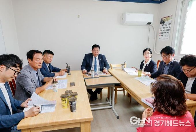 화성특례시의회 도시건설위원회 위원들이 복지시설을 방문해 기관현황을 청취하고 있다.