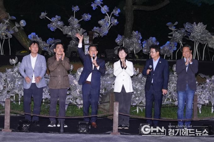 3일 선유몽 공연장인 용연을 찾은 이재준 수원시장(왼쪽 3번째), 김진표 전 국회의장, 백혜련 의원, 김영진 의원, 김승원 의원, 염태영 의원이 함께하고 있다.