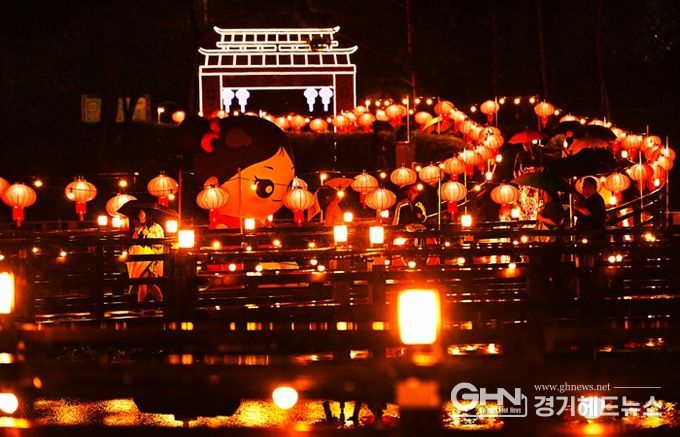 축제장 야간에는 동아시아 빛축제가 주변을 환하게 밝힌다