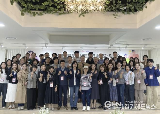 이선희 문화체육관광국장(맨 앞줄 왼쪽 여덟번째)이 안산시 지역문화 네트워크 활성화 워크숍 참석자들과 함께 기념촬영을 하고 있다.