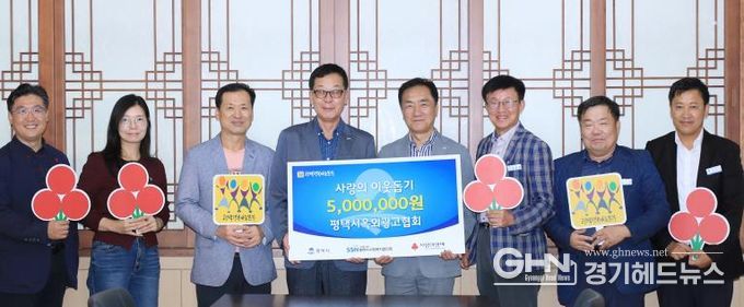왼쪽부터 평택행복나눔본부 황성식 나눔국장, 평택시옥외광고협회 김진수 지부장 외 2명, 정장선 평택시장, 김대환 복지국장, 한극만 주택과장, 서동건 광고물관리팀장