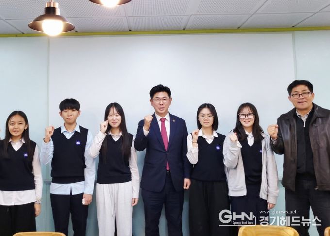 윤충식 의원, 갈월중 교육현장 살피며 학생들과 소통