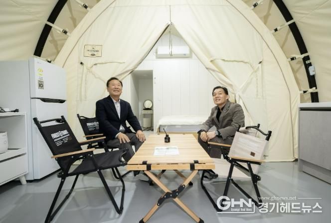 이재준 수원시장(오른쪽)과 박현국 봉화군수가 글램핑 시설을 살펴보고 있다.