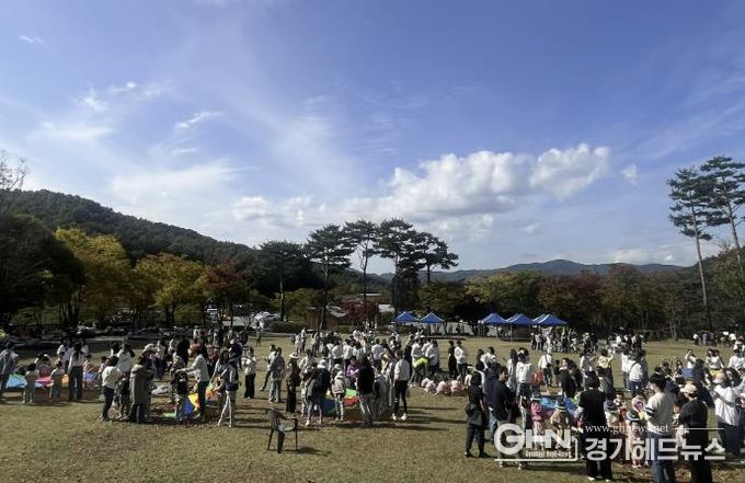 용인특례시는 유아숲 특별 프로그램인 '꼬마마법사의 단풍숲 놀이터' 행사를 개최했다