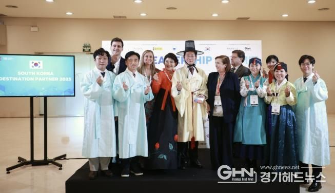 22일 세비야 피베스에서 이상일 시장과 시 대표단이 한복을 입고 기념사진을 촬영하고 있다