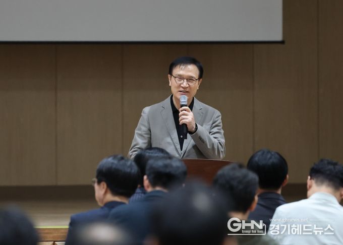 임태희경기도교육감이 10월27일 부천신도초등학교 신마루 체육관에서 열린 '2025  학교 시설개방 활성화 학교장 연수'에서 간담회를 갖고 있다.