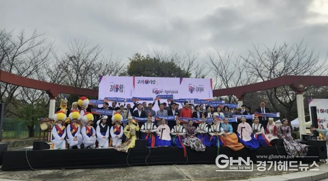 지난 18일 화랑유원지 소공연장에서 열린 ‘광복 80주년 기념, 제9회 고려아리랑 행사’ 참여자들이 함께 기념촬영을 하고 있다.