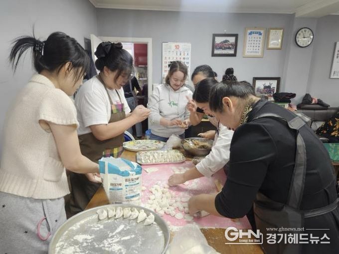 다문화이주여성협회 '정만천하' 수원시 장안구 정자2동 경로당서 사랑의 점심 봉사