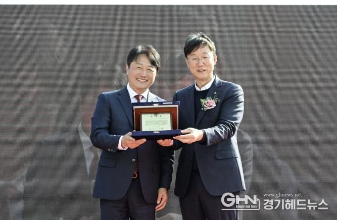 이민근 안산시장(오른쪽)이 윤동열 안산대학교 총장(왼쪽)으로부터 감사패를 전달받고 함께 기념촬영을 하고 있다.