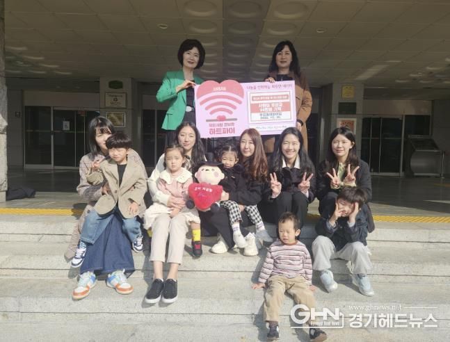 이경숙 복지정책과장(맨 뒷줄 오른쪽)이 김영숙 푸르미어린이집 원장으로부터 프리마켓 수익금을 기탁받고 기념촬영을 하고 있다.