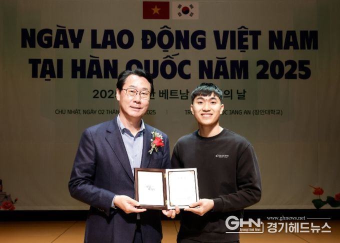 정명근 화성특례시장이 수상자와 함께 기념촬영을 하고있다