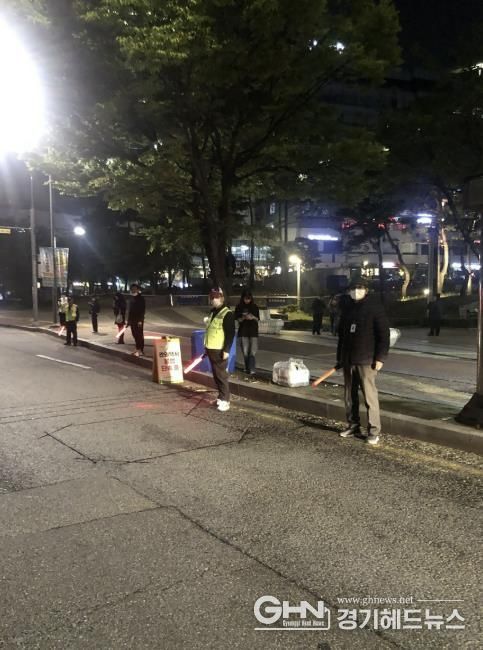 성남 판교 유스페이스 인근에서 관외택시 불법 영업 합동단속 중인 모습