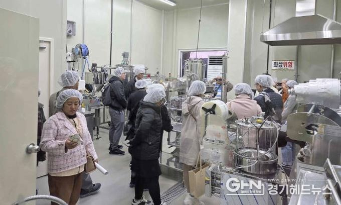 미얀마 식품협회 회원사 대표단이 용인시 농업기술센터를 방문해 주요 시설을 견학했다