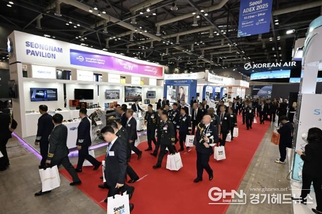 관람객들이 ‘서울국제항공우주 및 방위산업전시회(이하 ADEX)’에 설치된 성남시 기업공동관을 둘러보고 있다