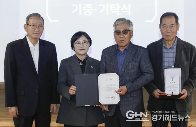 6일 열린 화성시역사박물관 제10회 기증 기탁의 날 기념행사에서 유물 기증자들이 기념촬영을 하고 있다