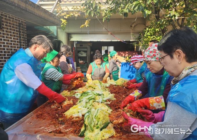 남양주시 오남읍 새마을부녀회, 따뜻한 나눔 실천 ‘사랑의 김장 담그기’