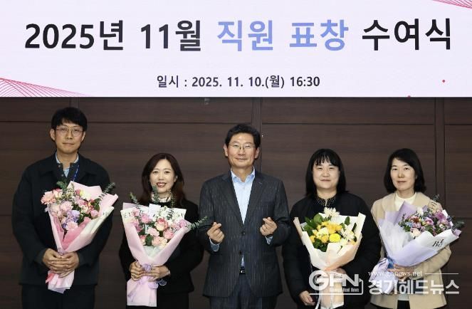 이상일 용인특례시장(가운데)은 10일 학습연구동아리 발표대회 수상자들에게 표창을 수여했다. (왼쪽부터 'The모임', '용인의푸른밤', '헬로용', '희로애락' 대표)