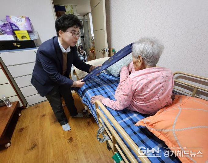 오산시 대원2동, 100세 어르신께 '청려장' 전달