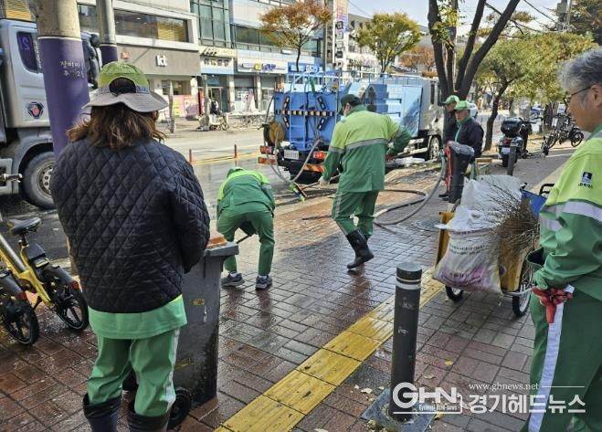 수원시 팔달구 우만2동, 아주대 일대 인도 물청소 실시
