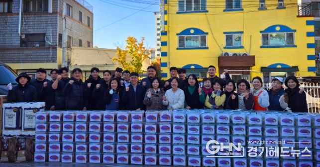 수원시 여성단체협의회가 사랑의 김장 담그기 행사 후 기념사진을 촬영하고 있다.
