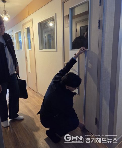 수원특례시, 유관기관 관계자들이 신종·변종 룸카페를 대상으로 합동점검을 진행하고 있다.