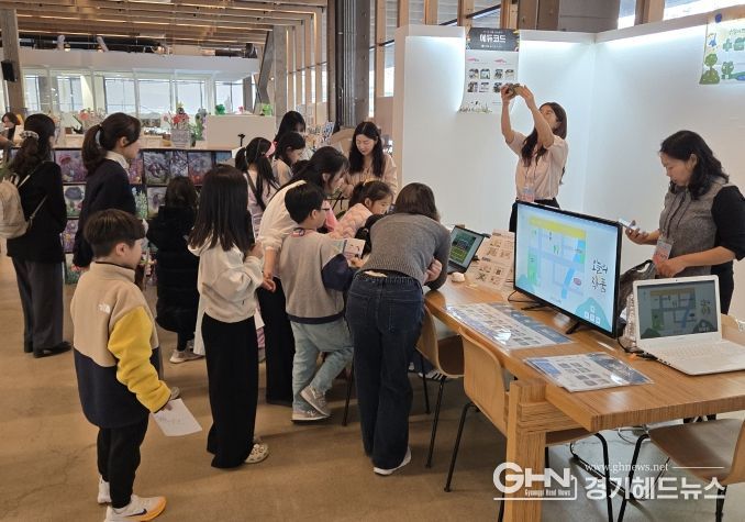 111CM 라운지에서 전시회 참여자들이 전시회를 관람하고 있다.