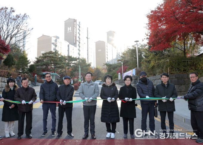 19일 교동마을 현대홈타운 정문에서 이상일 시장과 시 관계자, 입주민들이 진출입로 준공 기념 테이프커팅을 하고 있다