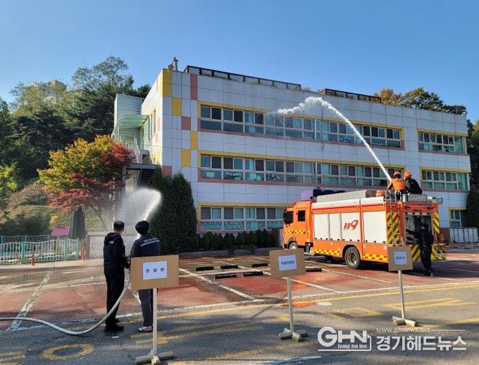 안산시청 공직자들이 19일 안산시청에서 고잔119 안전센터 소방서와 합동 소방 훈련을 진행하고 있다.