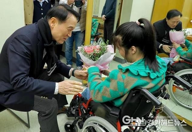 경기도교육청 장애인식개선 창작뮤지컬 ‘위리’ 출연 장애학생을 격려하는 임태희 교육감 사진