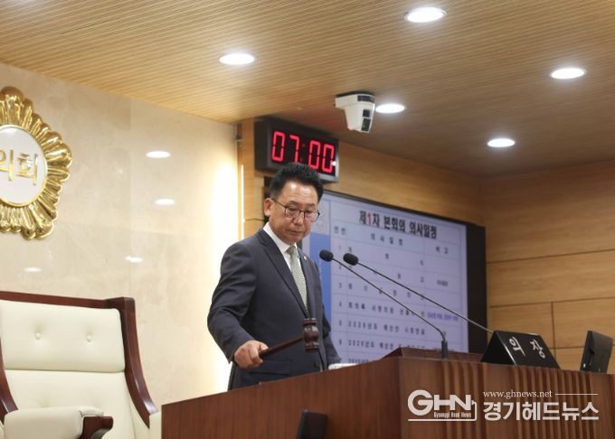 제259회 제2차 정례회 제1차 본회의에서 의사봉 타봉하는 강정구 의장