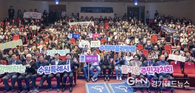 행사 참석자들이 단체 사진을 촬영하고 있다.