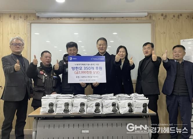 박요한 더코너스톤 대표(사진 오른쪽에서 4번째)와 행사 참석자들이 기념사진을 촬영하고 있다