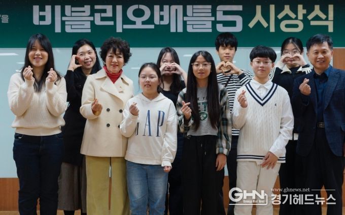 시상식에서 안필연 대표이사(좌측 세번째), 정구선 도서관본부장(우측 첫 번째)이 수상자들과 포즈를 취하고 있다.