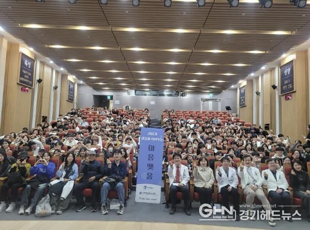 종결식 참석자들이 단체사진을 촬영하고 있다