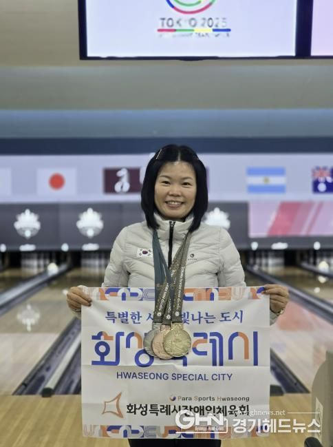 2025 도쿄 데플림픽에서 금1·은1·동1의 성적을 거둔 박선옥 선수가 메달을 목에 걸고 기념촬영하고 있다