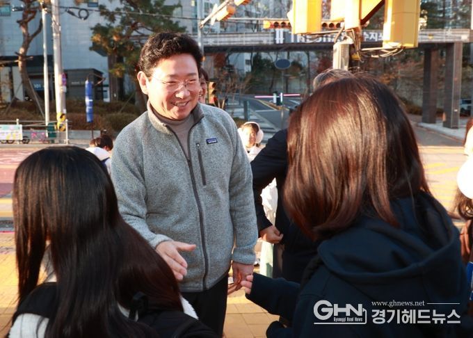 이상일 용인특례시장은 28일 상현초 교통지도 봉사에 참여해 통학로 안전을 점검했다