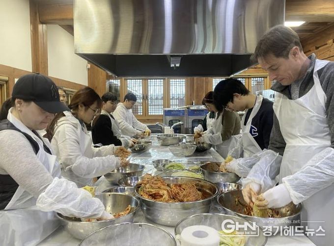프로그램 참가자들이 김장을 담그고 있다