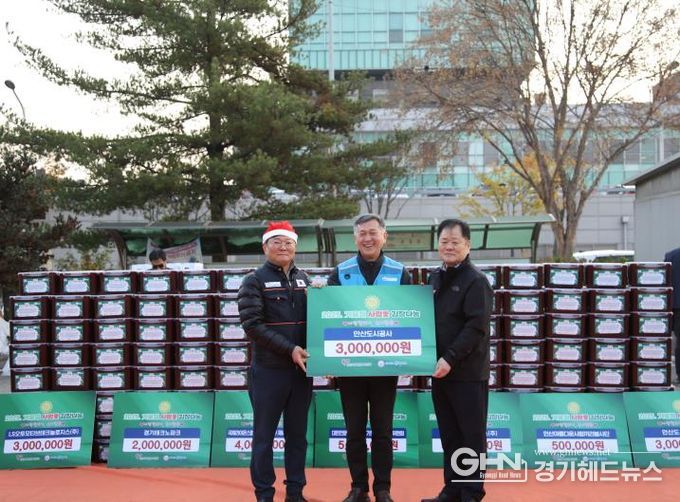 지난달 20일 안산시 행복나눔터에서 열린 ‘2025 사랑愛 김장 나눔’에서 허숭 안산도시공사 사장(가운데)과 윤영중 안산시자원봉사센터 이사장(왼쪽), 박경조 안산 돌보미 연대 사무총장(오른쪽)이 기념촬영을 하고 있다.(사진=안산도시공사 제공)
