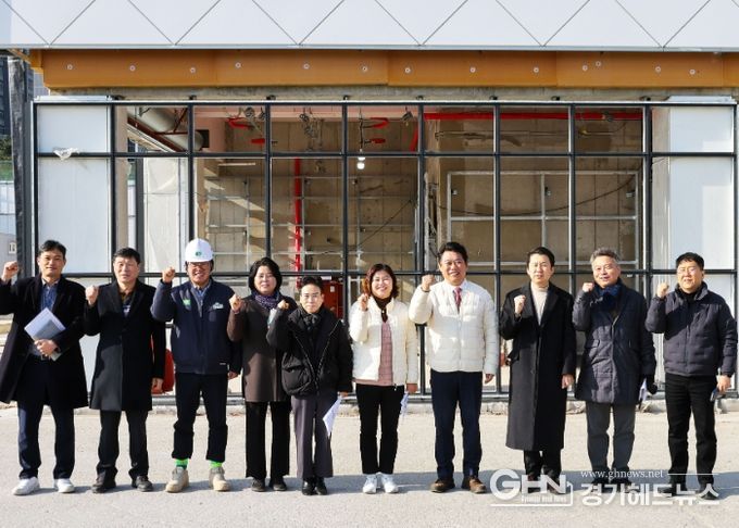 안산시의회 도시환경위원회가 지난 2일 신안산선 한양대정거장(가칭) 추가 출입구 신설 현장을 방문한 모습.