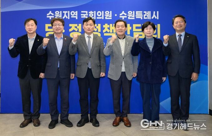 김승원(오른쪽부터)·백혜련 의원, 이재준 수원시장, 김영진·염태영·김준혁 의원이 함께하고 있다.