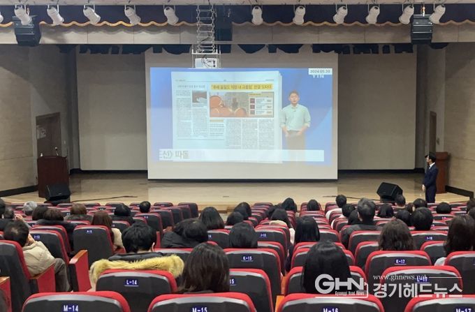 화성특례시가 지난 5일 복지현장 관리자 대상 직장 내 갑질 예방교육을 하고 있다.