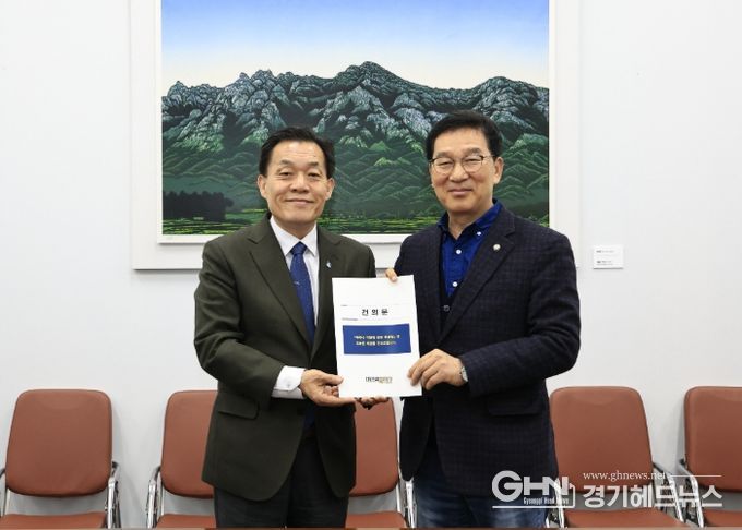 이재준 수원시장(왼쪽)이 신정훈 국회 행정안전위원장에게 건의문을 전달하고 있다.