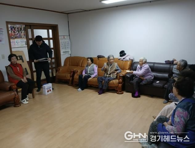 안산시 식품위생감시원이 관내 경로당 노인을 대상으로 허위·과대광고 피해 예방 순회 교육을 진행하고 있다.