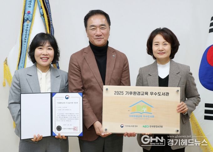 왼쪽부터 평택시 유현미 배다리도서관장, 정장선 시장, 장일현 교육국장